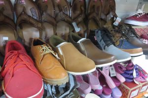 Koleksi Sepatu dan Sandal Terkini Dewi Mulyo
