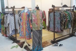 Update Tampilan Batik dengan Kreasi Batik Modern Kekinian